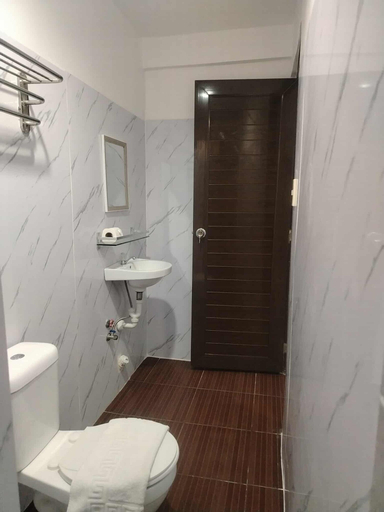 Bathroom 4, Lola's Lodge, Malay