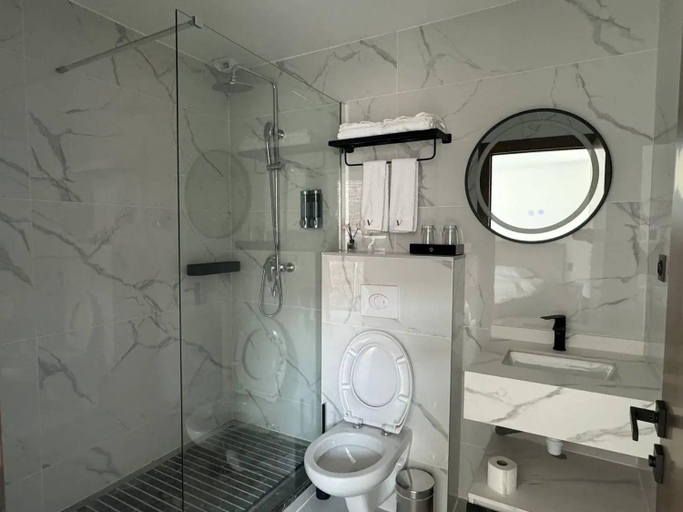 Bathroom, Hotel Restaurant La Paillote, Gironde