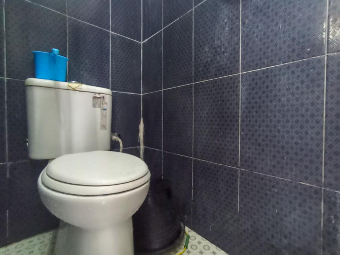 Bathroom 3, RedDoorz @ Penginapan Hello Pacitan, Pacitan