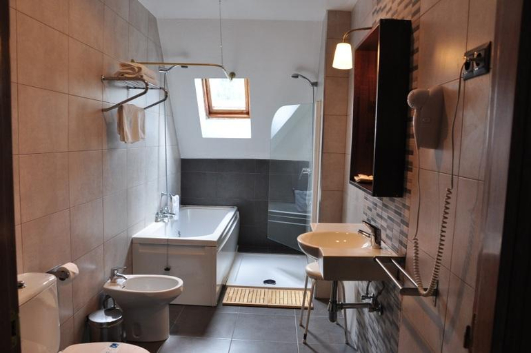 Bathroom 4, Hotel Campomar, Cantabria