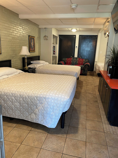 Bedroom 3, Simmons Motel, Dauphin