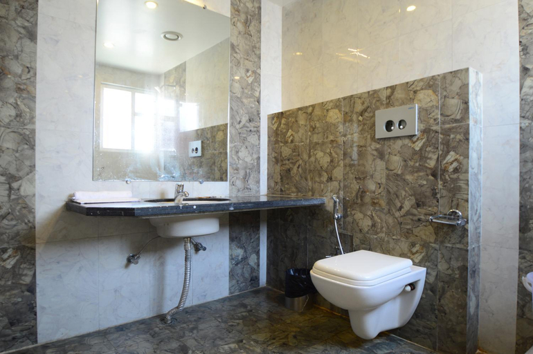 Bathroom 4, Lilypool - The Heritage Jalmahal, Jaipur