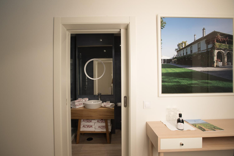 Bathroom 3, Almada Wine House, Porto