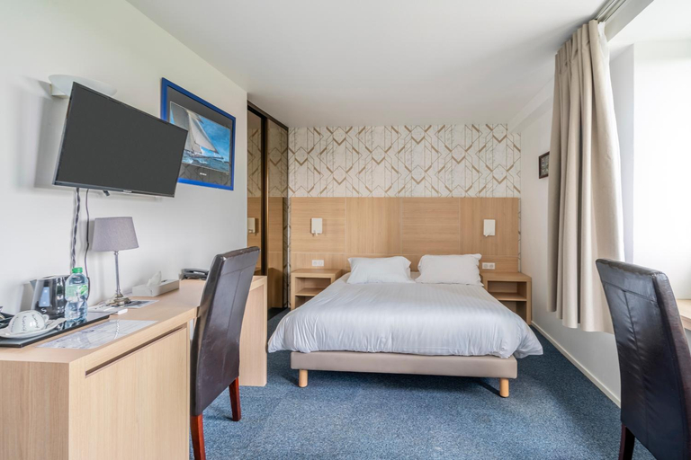 Bedroom 2, Cit'Hotel LA PYRAMIDE, Loir-et-Cher