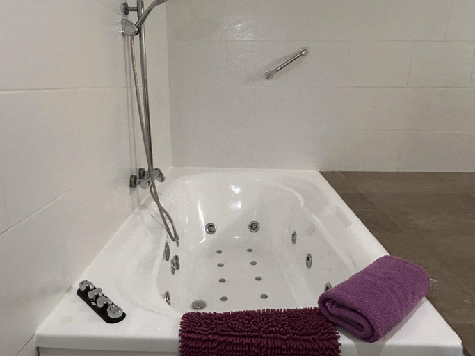Bathroom 2, Apartahotel Baldiri, Barcelona
