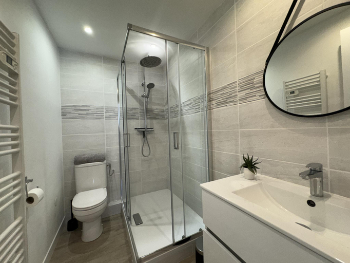 Bathroom, L’Auguière Est, maisonnette sans vis-à-vis et au calme avec vue sur les vignes, Var