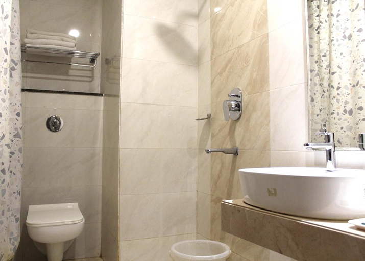 Bathroom 2, Hotel Kuber Palace, Puri
