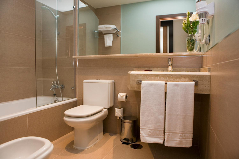 Bathroom 3, Hotel y Apartamentos Conilsol, Cádiz