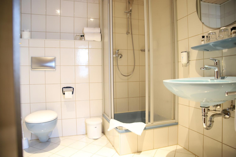 Bathroom 2, Hotel zur Isar, Deggendorf