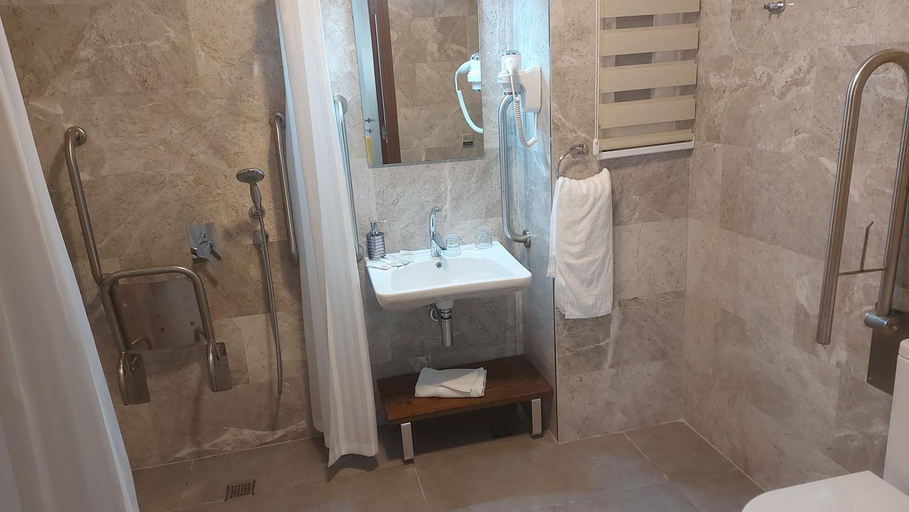 Bathroom 3, Antoniel Suites, St Julian's