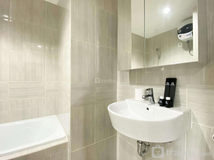 Bathroom 3, Cozy Stay 1BR at Vasanta Innopark By Travelio, Cikarang