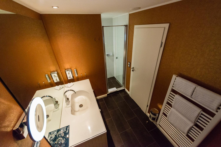 Bathroom 4, Business More Hamburg, Hamburg