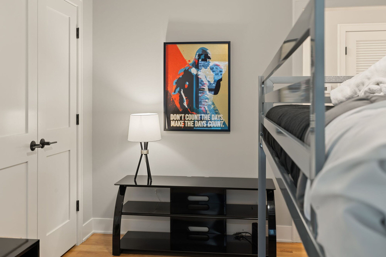 Room 3, 3 Bed 2 Bath Chicago Retreat w Balcony Parking, Cook