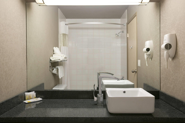 Bathroom 4, Days Inn by Wyndham Regina, Division No. 6