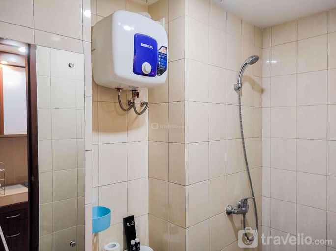Bathroom 3, Homey Comfy Studio Vida View Makassar By Travelio, Makassar