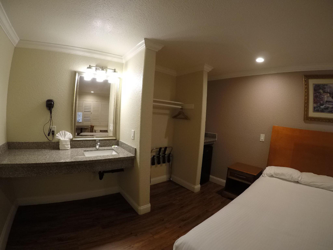 Bedroom 3, Gateway Lodge, Monterey