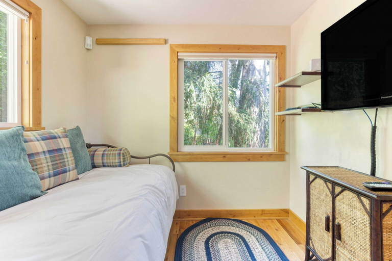 Bedroom 3, Serenity Pines by Avantstay Incredible Views, Island