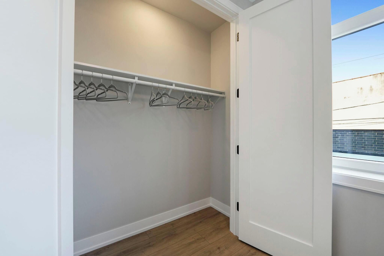 Room 3, Modern 2br2ba Condo Free Parking and Balcony, Cook