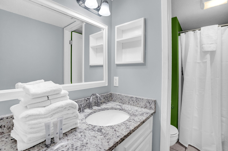 Bathroom 4, Sugar Beach 257, Baldwin