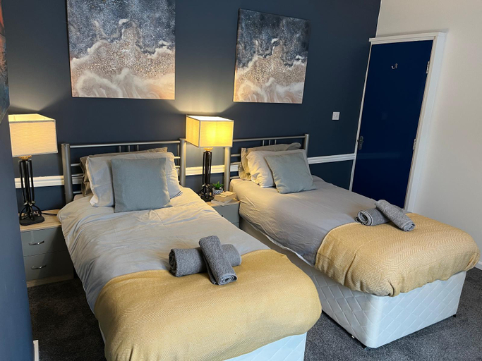 Bedroom 2, Modernised 4bed stay-away-home in Runcorn sleeps 7, Halton