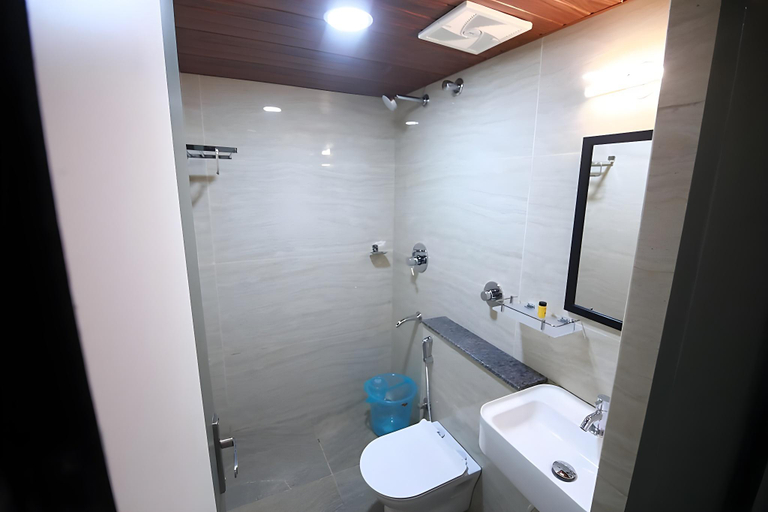 Bathroom 3, Hotel Royal Blooms, Bangalore