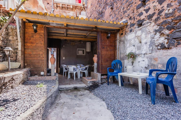 Others 3, Apartment in the center w/garden Sicilian Mood, Catania