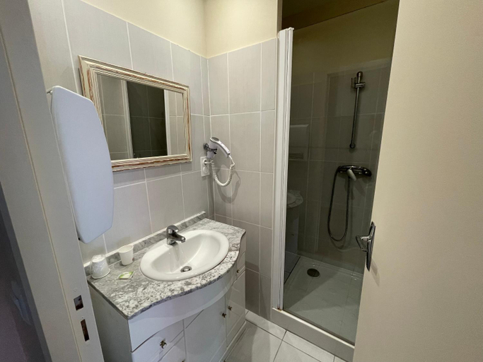 Bathroom 5, Les terrasses du durzon, Aveyron