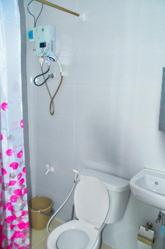 Bathroom 2, LL Apartelle, Lapu-Lapu City