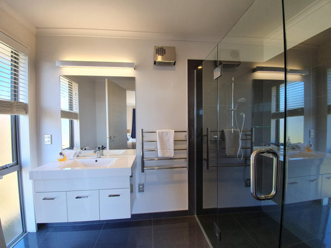 Bathroom 3, Southholm, Mackenzie