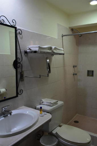 Bathroom 4, Hotel Maya Tulipanes Palenque, Palenque