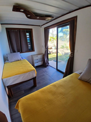 Bedroom 2, Fare Ohiti, face au spot de surf de Haapiti
