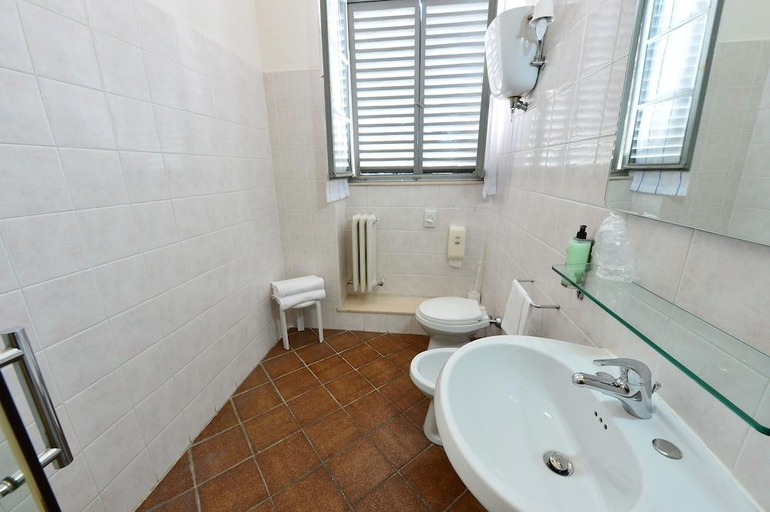 Bathroom 3, Hotel Iris, Perugia