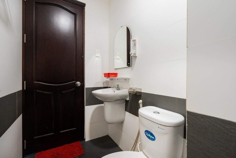 Bathroom 4, Hoa Hong Hotel, Tan Phu