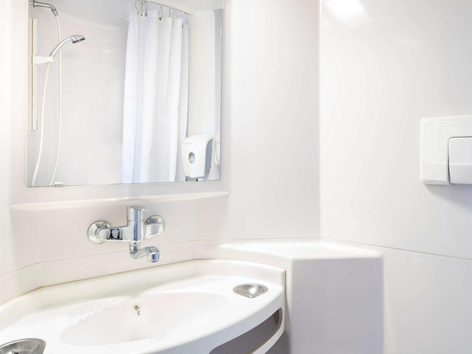 Bathroom 3, PREMIERE CLASSE LILLE SUD – Henin Beaumont, Pas-de-Calais