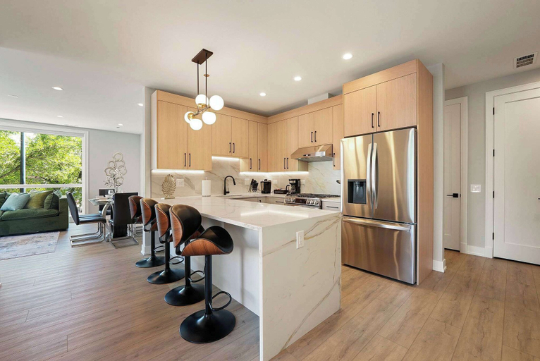 Room 4, Modern 2br2ba Condo Free Parking and Balcony, Cook