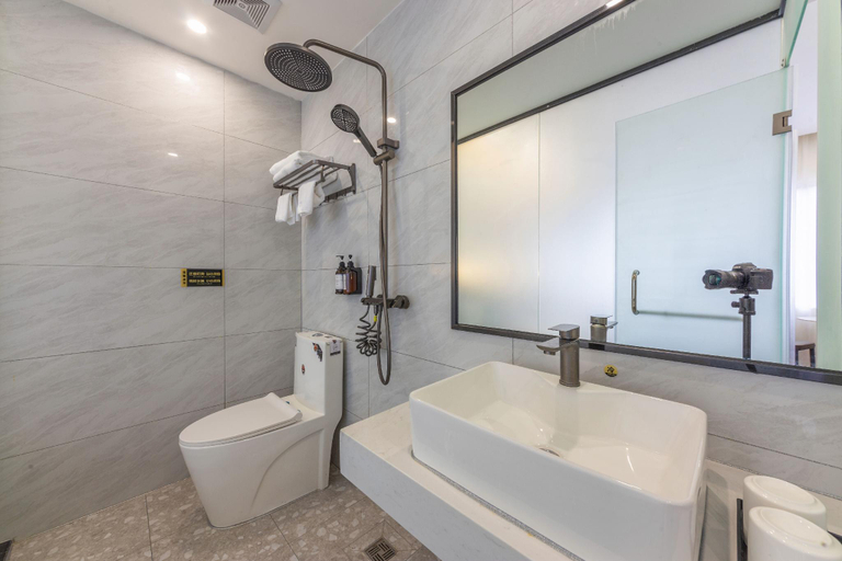Bathroom 3, Golden Lake Bay Hotel, Zhuhai