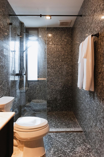 Bathroom 4, Baan Tuk Din Hotel, Phra Nakhon