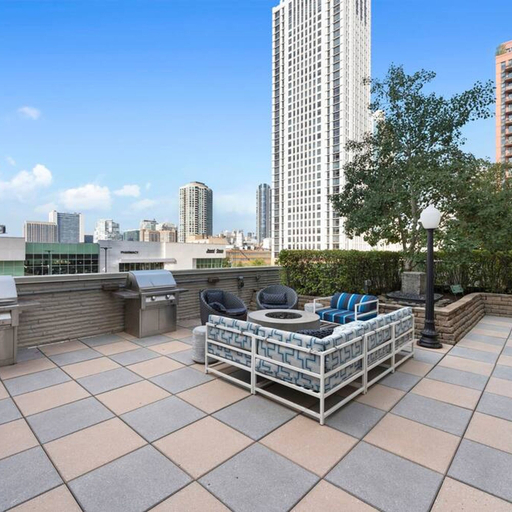 BBQ/picnic area, Sleek 2 Bed 2 Bath Condo in Trendy Fulton Market, Cook