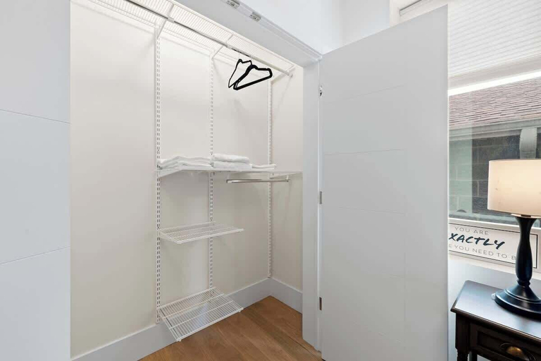 Room 2, New Bright Condo Sleeping 8 by United Center, Cook