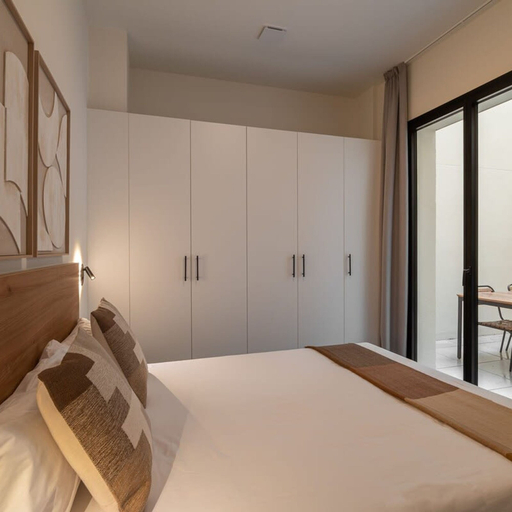 Room 4, Sant Pau Patio 2BR Near Avinguda Gaud With Patio, Barcelona