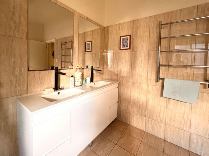 Room 4, Blue Wren Barn Huge Spa - Country Escape, Port Stephens