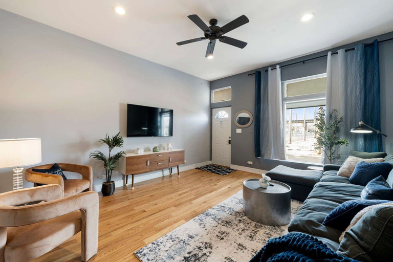 Room 5, Cozy 2 Bed Home by West Loop With Parking Laundry, Cook