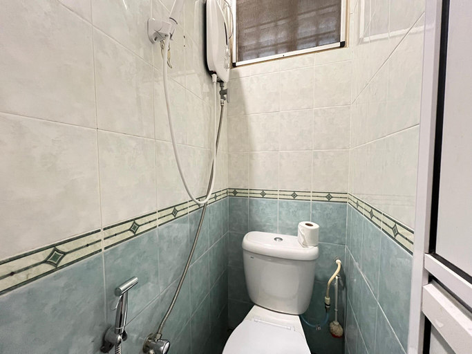 Bathroom 3, Cozy 10Pax 3BR Near TCempedak Beach, Netflix, Kuantan