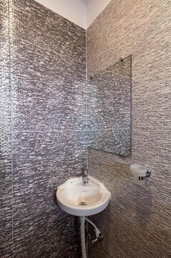 Bathroom 3, Hotel O Bypass View, South 24 Parganas