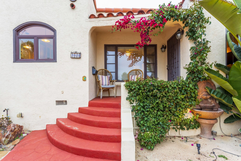 Room 4, Spanish Urban Oasis-5 Min Walk to Best Local Spots, San Diego