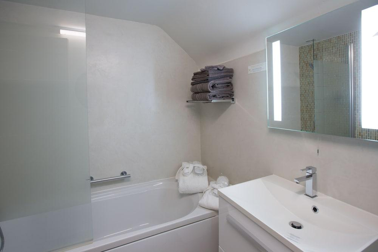 Bathroom 5, Le Petit Coq aux Champs, Eure