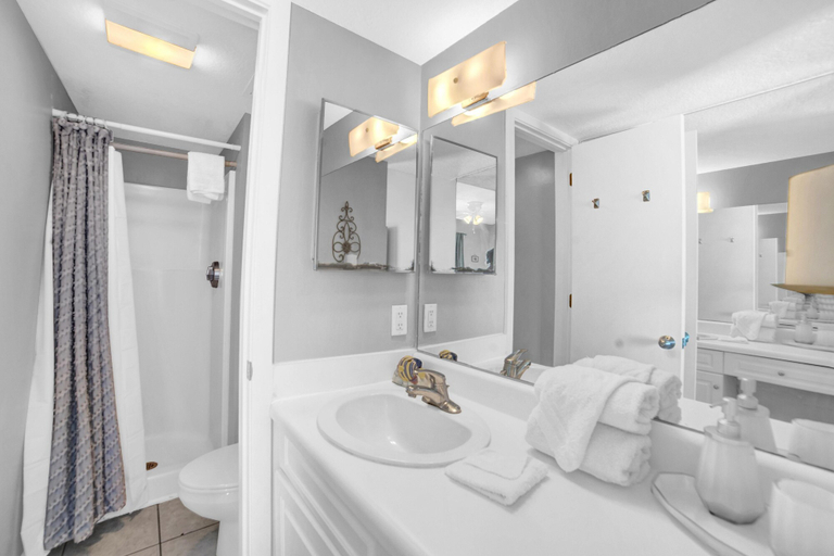 Bathroom 3, Sugar Beach 246, Baldwin
