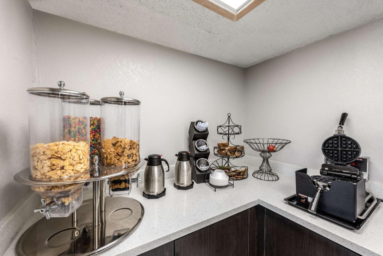 Food & Drinks 5, Econo Lodge Vicksburg, Warren
