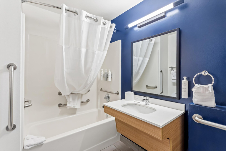 Bathroom 5, Spark by Hilton Oak Forest, Cook