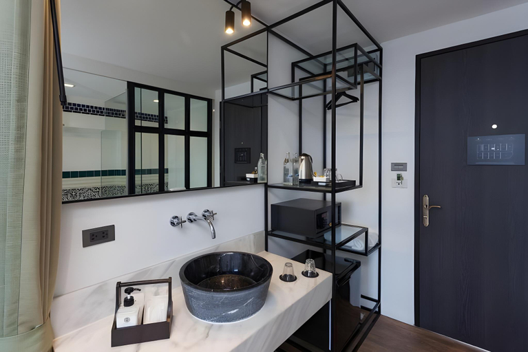 Bathroom 5, Oriental Heritage Hotel, Bang Rak